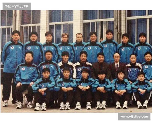 大连英博球员积极参与环保行动展现体育担当与社会责任 大连英博球员积极参与环保行动展现体育担当与社会责任